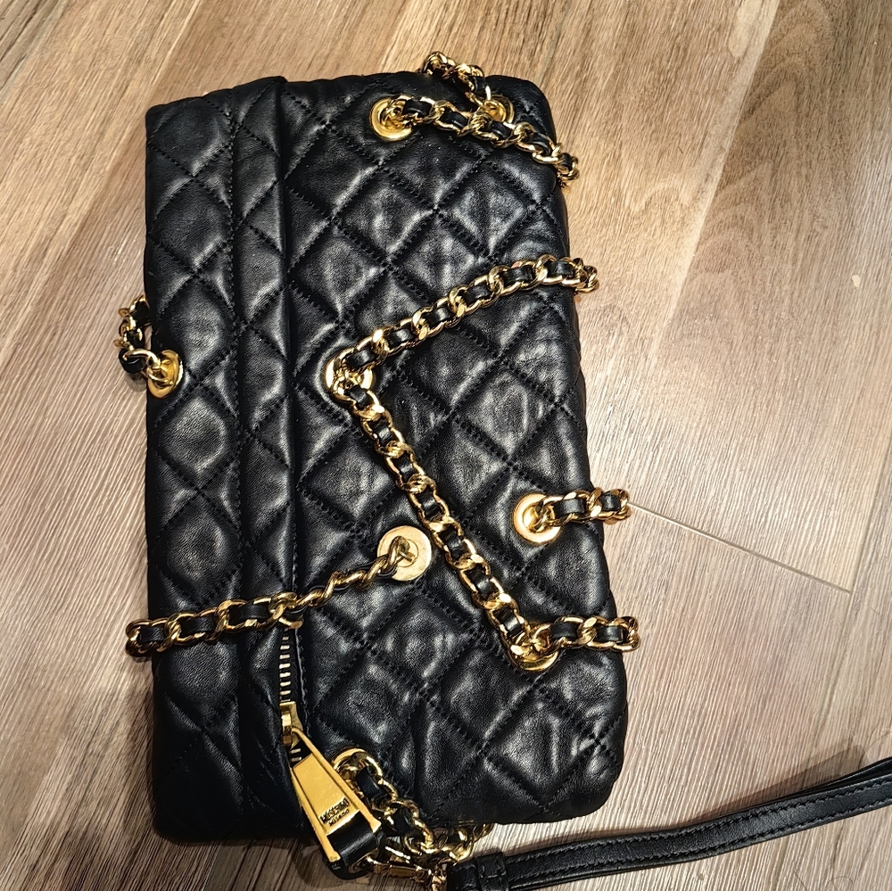 👑✅PRICE FIRM✅SUPER SALE!! 👑AUTHENTIC Moschino Leather Clutch black goldBag - Picture 2 of 5